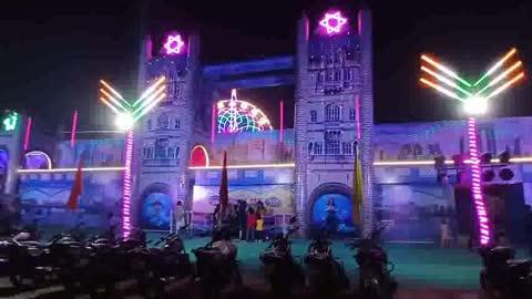 वर्ष 2025 नवम्बर उरई मेला प्रदर्शनी ,सांस्कृतिक कार्यक्रम जालौन ।।
मेडिकल कॉलेज के सामने आयोजित उरई प्रदर्शनी मेला इस समय नगर एवं क्षेत्र के नागरिकों के लिए विशेष आकर्षण का केंद्र बना हुआ है। मेले में प्रतिदिन विविध सांस्कृतिक एवं मनोरंजन कार्यक्रम प्रस्तुत किए जा रहे हैं, जिन्हें देखने के लिए भारी संख्या में दर्शक पहुँ​च रहे हैं।
नगरीय एवं ग्रामीण क्षेत्रों से लोग लगातार मेले का आनंद लेने आ रहे हैं और प्रस्तुत कार्यक्रमों का रोमांचक एवं मनोहारी दृश्य उन्हें विशेष रूप से आनंदित कर रहा है। जिला-स्तरीय इस भव्य मेले में सभी नागरिकों का स्वागत है—आप भी यहाँ आकर अविस्मरणीय अनुभव प्राप्त कर सकते हैं।
रिपोर्ट — शाक्य संदेश
भारत दर्शन नेशनल न्यूज़, लीड इंडिया
संपादक संजय शर्मा