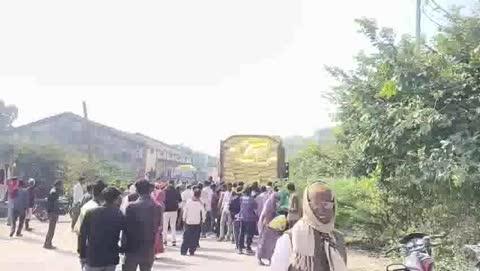 टीकमगढ़ जिले की जतारा  कृषि उपज मंडी में गुरुवार को यूरिया खाद के ट्रक में रखी बोरियों को लूटने का मामला सामने आया है बताया गया कि आज यूरिया खाद के 2 ट्रक आये थे जिन्हें वितरत होना था, लेकिन कुछ लोगो के द्वारा कृषि उपज मंडी में ट्रक में रखी बोरियों को उठा लिया गया मामले की शिकायत करने प्रबंधक रामकुमार सोनी ने जतारा थाने में आवेदन दिया है,पुलिस मामले की जांच में जुट गई है