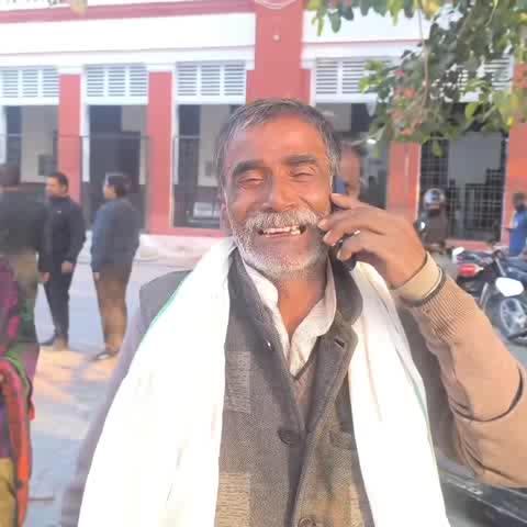 ⏩ भूमाफियाओं के बढ़ते हौसले! प्रशासन के सामने रोता रहा पीड़ित किसान, दबंगों ने ट्रैक्टर से फसल जोतकर कब्ज़ा किया
शाहजहाँपुर। थाना गढ़िया रंगीन क्षेत्र के गाँव पिपरथना में भूमाफियाओं का आतंक इस कदर बढ़ चुका है कि एक गरीब किसान की खड़ी गेहूँ की फसल तक नहीं बख्शी गई।
गाँव निवासी अजयपाल ने जिलाधिकारी और एसपी को पत्र लिखकर बताया कि दबंग उसके गाटा संख्या 30 और 39 पर जबरन कब्ज़ा कर रहे हैं। पहले उसकी फसल को ट्रैक्टर से रौंदा गया, उसके बाद खेत पर कब्ज़े की कार्रवाई शुरू कर दी गई।
पीड़ित अजयपाल अधिकारियों को फोन कर-कर अपनी आपबीती सुनाता रहा, लेकिन सुनवाई के नाम पर उसे सिर्फ़ निराशा ही मिली। आज वह शाहजहाँपुर कलेक्ट्रेट पहुंचा, लेकिन जिलाधिकारी से मुलाकात नहीं हो सकी।
फोन पर भी पूरी बात न हो पाने के कारण उसे मदद की उम्मीद फिर अधूरी ही रह गई।
अजयपाल का कहना है—
“अगर कब्ज़ा नहीं रुका तो हम बेघर हो जाएंगे। हमारी सालों की मेहनत और खेती सब खत्म हो जाएगी।”
ग्रामीणों के मुताबिक प्रशासन की चुप्पी ही भूमाफियाओं के बढ़ते हौंसलों की सबसे बड़ी वजह है। शिकायतें बढ़ती जा रही हैं, लेकिन कार्रवाई का अब तक कोई असर नहीं दिख रहा।