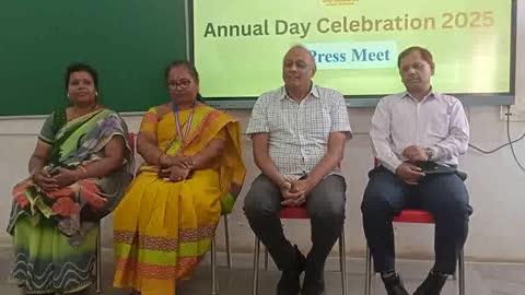 ಕೊಳ್ಳೇಗಾಲ ಸುದ್ದಿ 
ವಾಸವಿ  ವಾರ್ಷಿಕೋತ್ಸವ  ಕುರಿತು ಕುಮಾರ ಕೃಷ್ಣ ಪತ್ರಿಕಾಗೋಷ್ಠಿ 
ಕುಮಾರ ಕೃಷ್ಣ ನೇತೃತ್ವದಲ್ಲಿ 
ವಾಸವಿ ಕಾಲೇಜಿನಲ್ಲಿ ನಡೆದ ಪತ್ರಿಕಾಗೋಷ್ಠಿಯಲ್ಲಿ ಆರ್ಯವೈಶ್ಯ ಸಂಘದ ಅಧ್ಯಕ್ಷರಾದ ಕುಮಾರ ಕೃಷ್ಣ ಮಾತನಾಡಿ ಅಕಾಡೆಮಿಕ್ ಸಂಸ್ಕೃತಿ ಎಂಬ ಹೆಸರಿನಲ್ಲಿ ವಾರ್ಷಿಕೋತ್ಸವವನ್ನು ನಡೆಸಲಾಗುತ್ತಿದೆ ಕಾರಣ ವಿದ್ಯಾರ್ಥಿಗಳಿಗೆ ಮತ್ತು ಪೋಷಕರುಗಳುಗೆ ಶಿಕ್ಷಣ ಸಂಸ್ಕೃತಿ ಅಕಾಡೆಮಿಕ್ ಬಗ್ಗೆ ತಿಳಿಸಿ ಕೊಡಬೇಕು ಎಂಬ ಕಾರಣದಿನ ಸಂಸ್ಕೃತಿ ಎಂಬ ಹೆಸರಿನಲ್ಲಿ ಕಾಲೇಜು ವಾರ್ಷಿಕೋತ್ಸವವನ್ನು ನಡೆಸಲಾಗುವುದು 
ದಿನಾಂಕ, 6 ಮತ್ತು 7 ನೇ ತಾರೀಕು  ಕಾಲೇಜು ವಾರ್ಷಿಕೋತ್ಸವವನ್ನು ನಡೆಸಲಾಗುವುದು ಮೊದಲ ದಿನದ ಕಾರ್ಯಕ್ರಮದಲ್ಲಿ ಕ್ಷೇತ್ರದ ಶಾಸಕರಾದ ಎ. ಆರ್. ಕೃಷ್ಣಮೂರ್ತಿಯವರು ಆಗಮಿಸಲಿದ್ದಾರೆ, ಎರಡನೇ ದಿನ ಮೈಸೂರು ಶ್ರೀ ರಾಮಕೃಷ್ಣ ವಿದ್ಯಾಶಾಲಾ ನಿವೃತ್ತ ಪ್ರಾಂಶುಪಾಲರಾದ  ಎಸ್. ಬಾಲಾಜಿಯವರು ಆಗಮಿಸಿ ಕಾರ್ಯಕ್ರಮದಲ್ಲಿ ಭಾಗವಹಿಸಲಿದ್ದಾರೆ,
ಕಾರ್ಯಕ್ರಮದ ಮುಖಾಂತರ ಮಕ್ಕಳಲ್ಲಿರುವ ಪ್ರತಿಭೆಯನ್ನು ಹೊರಗೆ ತರುವ ಕೆಲಸವನ್ನು  ಮಾಡಲಾಗುವುದು,  ಎಂದರು 
ಇದೆ ವೇಳೆ ಕೊಳ್ಳೇಗಾಲ ತಾಲ್ಲೂಕು ನಾಲ್ವರು ಪತ್ರಕರ್ತ ಜಿಲ್ಲಾ ಕಾರ್ಯನಿರತ ಪತ್ರಕರ್ತರ ಸಂಘಕ್ಕೆ ಉಪಾಧ್ಯಕ್ಷರು ಮತ್ತು ನಿರ್ದೇಶಕರುಗಳಾಗಿ ಆಯ್ಕೆಯಾಗಿರುವುದು ನಮ್ಮ ತಾಲ್ಲೂಕಿಗೆ ಹೆಮ್ಮೆ ಜಿಲ್ಲಾ ಸಂಘಕ್ಕೆ ಆಯ್ಕೆಯಾಗಿರುವ ಪತ್ರಕರ್ತರನ್ನು ಸನ್ಮಾನಿಸಲಾಗುವುದು ಎಂದರು 
ಪತ್ರಿಕಾಗೋಷ್ಠಿಯಲ್ಲಿ ವಾಸವಿ ಕಾಲೇಜು ಪ್ರಾಂಶುಪಾಲರಾದ ಶ್ರೀಮತಿ ವಾಸವಾಂಬ, ಶಾಲೆ ಮುಖ್ಯಶಿಕ್ಷಕರಾದ ಶ್ರೀಮತಿ ಗೀತಾ ದೈಹಿಕ ಶಿಕ್ಷಕರಾದ ನಾಗೇಂದ್ರ ಹಾಗೂ ಇತರರು ಇದ್ದರು