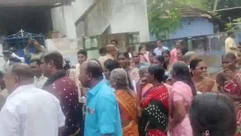 2021 இல் தூத்துக்குடி மாவட்டம் குரும்பூர் தொடக்க வேளாண்மை கூட்டுறவு வங்கியில் நடந்த நகை மற்றும் வைப்புத்தொகை மோசடி குறித்து இன்றைய நாள் வரை நீதி வேண்டி மக்கள் நீண்ட  போராட்டம்