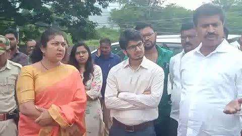 ಹನೂರು ಶಾಸಕರಾದ ಎಂ ಎಂ. ಆರ್. ಮಂಜುನಾಥ್ ಅವರು ಜಿಲ್ಲಾಧಿಕಾರಿ ಶಿಲ್ಪನಾಗ್ ಜೊತೆಗೂಡಿ ಕೊಳ್ಳೇಗಾಲ ತಾಲೂಕಿನ ನರೀಪುರ -ಸತ್ತೇಗಾಲ ಗ್ರಾಮಗಳ ಮಾರ್ಗ ನಿರ್ಮಾಣವಾಗಿರುವ ರಾಷ್ಟ್ರೀಯ ಹೆದ್ದಾರಿ 948 ರ ರಸ್ತೆ ಕಾಮಗಾರಿ ಹಾಗೂ ಮದ್ಯರಂಗನಾಥ ದೇವಾಲಯ ಜೀರ್ಣೋದ್ದಾರ ಕಾಮಗಾರಿಗಳನ್ನು ಪರಿಶೀಲನೆ ನಡೆಸಿದರು, 
ರಸ್ತೆ ಕಾಮಗಾರಿ ವೀಕ್ಷಿಸಿದ ಶಾಸಕರು ರಾಷ್ಟ್ರೀಯ ಹೆದ್ದಾರಿಯಲ್ಲಿ ಅಪಘಾತಗಳು ಹೆಚ್ಚಾಗಿ ಜರುಗುತ್ತಿದೆ, ರಸ್ತೆ ಕಾಮಗಾರಿ ವೈಜ್ಞಾನಿಕವಾಗಿ ನಡೆದಿಲ್ಲ ರಸ್ತೆ ಕಾಮಗಾರಿಯಲ್ಲಿ ಸುರಕ್ಷಿತ ಕ್ರಮಗಳನ್ನು ಅನುಸರಿಸಿ ಕಾಮಗಾರಿ ನಡೆಸಿಲ್ಲ ನಾಲ್ಕು ರಸ್ತೆ ಕೂಡುವ ಸತ್ತೇಗಾಲ ಹ್ಯಾಂಡ್ ಪೋಸ್ಟ್ ಬಳಿ ಬೈಪಾಸ್ ರಸ್ತೆ ನರೀಪುರ ಮಹದೇಶ್ವರ ಬೆಟ್ಟ ಬೈಪಾಸ್ ಗಳಲ್ಲಿ ಸರ್ಕಲ್ ಹಾಗೂ ಸರ್ವಿಸ್ ರಸ್ತೆಗಳಿಗೆ ಅಂಡರ್ ಪಾಸ್ ಗಳನ್ನು ನಿರ್ಮಿಸಿದೆ ಕಾಮಗಾರಿಗಳನ್ನು ಮುಗಿಸಲಾಗಿದೆ ರಸ್ತೆ ಕಾಮಗಾರಿ ಪೂರ್ಣ ಪ್ರಮಾಣದಲ್ಲಿ ಮುಗಿದಿಲ್ಲ ಆದ್ದರಿಂದ ಟೆಂಡರ್ ಪಡೆದ ಕನ್ಸ್ಟ್ರಕ್ಷನ್ ನವರು ಇಂಜಿನಿಯರ್ ಗಳು ಜವಾಬ್ದಾರಿವಹಿಸಿ  ಸುರಕ್ಷಿತ ಅಂಡರ್ ಪಾಸ್ ಗಳು ಹಾಗೂ ಸರ್ಕಲ್ ಗಳನ್ನು ನಿರ್ಮಿಸಬೇಕು 
ಮೂರು ರಸ್ತೆಗಳು ಕೂಡುವ ಕಡೆ ಸರ್ಕಲ್ ಗಳನ್ನು ನಿರ್ಮಿಸಿಲ್ಲ ಹೆದ್ದಾರಿ ಮತ್ತು ಸರ್ವಿಸ್ ರಸ್ತೆಗಳಲ್ಲಿ ಡಿವೈಡರ್ ಗಳನ್ನು ನಿರ್ಮಿಸದೆ ಕಾಮಗಾರಿ ಅವೈಜ್ಞಾನಿಕವಾಗಿ ನಡೆಸಲಾಗಿದೆ, ಆದ್ದರಿಂದ ಅಪಘಾತ ಸಂಭವಿಸುತ್ತಿವೆ ಆದ್ದರಿಂದ  ಇದನ್ನು ತಡೆಗಟ್ಟಲು ಶೀಘ್ರವೇ ಸೂಕ್ತ ಕ್ರಮ ಕೈಗೊಳ್ಳಲಾಗುವುದು ಎಂದು ಹನೂರು ವಿಧಾನಸಭಾ ಕ್ಷೇತ್ರದ ಶಾಸಕ ಎಂ. ಆರ್ ಮಂಜುನಾಥ್ ತಿಳಿಸಿದರು.
ಇದೆ ವೇಳೆ ಸತ್ತೇಗಾಲ ಸುತ್ತಮುತ್ತಲಿನ ಗ್ರಾಮಸ್ಥರು ಮತ್ತು ರೈತ ಮುಖಂಡರುಗಳ ಮನವಿಯಂತೆ ಹೆದ್ದಾರಿಗಳಲ್ಲಿ ವಿದ್ಯುತ್ ಲೈಟ್ ಗಳು, ಅಪಘಾತಗಳು ಜರುಗುವ ಸ್ಥಳಗಳಲ್ಲಿ ರೋಡ್ ಹಮ್ಸ್ ನಿರ್ಮಿಸಿ ಕೊಡಲಾಗುವುದು ಮತ್ತು ಈ ಮಾರ್ಗವಾಗಿ ಸ್ಥಳೀಯರ ರಸ್ತೆ ಸಂಚಾರಕ್ಕೆ ಅವಕಾಶವಾಗಲೆಂದು ಎರಡೂ ಬದಿಗಳಲ್ಲಿ ಸರ್ವಿಸ್ ರಸ್ತೆಗಳನ್ನು ನಿರ್ಮಾಣ ಮಾಡಲಾಗುವುದು ಹಾಗೂ ಸತ್ತೇಗಾಲ ಬೈಪಾಸ್ ಸೇತುವೆಯಿಂದ ಅಂಡರ್ ಪಾಸ್ ರಸ್ತೆ ನಿರ್ಮಿಸಿ ಉಗನಿಯ ಗ್ರಾಮಕ್ಕೆ ಸಂಪರ್ಕ ಕಲ್ಪಿಸುವ ಸ್ಥಳದಲ್ಲಿ ಅಂಡರ್ ಪಾಸ್ ಸೇತುವೆ ನಿರ್ಮಾಣ ಮಾಡಲಾಗುವುದು. ಮತ್ತು ಹೆದ್ದಾರಿ ಉದ್ದಕ್ಕೂ, ವಿದ್ಯುತ್ ಬಲ್ಪ್ ಗಳನ್ನು ಅಳವಡಿಸಲು ಹೆದ್ದಾರಿ ಪ್ರಾದಿಕಾರದ ಅಧಿಕಾರಿಗಳಿಗೆ ಸೂಚನೆ ನೀಡಲಾಗಿದೆ ಎಂದು ಶಾಸಕ ಎಂಆರ್ ಮಂಜುನಾಥ್ ಮತ್ತು ಜಿಲ್ಲಾಧಿಕಾರಿ ಶಿಲ್ಪಾನಾಥ್ ತಿಳಿಸಿದರು.
ಈ ಸಂದರ್ಭದಲ್ಲಿ ಉಪವಿಭಾಗಾಧಿಕಾರಿ ದಿಲೀಪ್ ಕುಮಾರ್ ಮೀನಾ, ತಹಶೀಲ್ದಾರ್ ಬಸವರಾಜು, ರಾಷ್ಟ್ರೀಯ ಹೆದ್ದಾರಿ ಪ್ರಾಧಿಕಾರದ ಅಧಿಕಾರಿಗಳಾದ ಎನ್.ಹೆಚ್ ಚಾರುಲತಾ ಜೈನ್, ವಿಶ್ವ ತಾ.ಪಂ ಇಒ ಗುರುಶಾಂತಪ್ಪ ಬೆಳ್ಳುಂಡಗಿ, ಸೆಸ್ಕ್ ಎಇಇ ರಾಜು, ಸತ್ತೇಗಾಲದ ಗ್ರಾಮಸ್ಥರು ಮತ್ತು ರೈತ ಮುಖಂಡರು ಉಪಸ್ಥಿತರಿದ್ದರು.