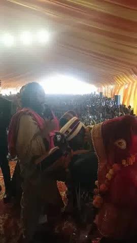 ब्रेकिंग न्यूज 
नव विवाहित वर वधुओ को आशीर्वाद देते हुए श्री बालक दास जी महाराज 
आज मां रतनगढ़ माता मंदिर परिक्षेत्र में  1108 कुण्डीय महायज्ञ 45 कन्याओं की शादियां संपन्न  कराई गई और विशाल भंडारे में हजारों श्रद्धालुओं ने प्रसादी ग्रहण   कार्यक्रम के साथ यज्ञ संपन्न।