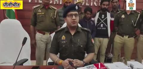 🚨 पीलीभीत पुलिस का बड़ा खुलासा: फर्जी कॉल सेंटर चलाकर ठगी करने वाले 3 जालसाज गिरफ्तार 🚨
पीलीभीत, त्रिलोक न्यूज़। जिले में साइबर अपराध के खिलाफ चलाए जा रहे अभियान के तहत घुंघचिहाई थाना पुलिस ने बड़ी सफलता हासिल की है। पुलिस ने फर्जी कॉल सेंटर संचालित कर लोगों की मेहनत की कमाई उड़ाने वाले तीन शातिर जालसाजों को गिरफ्तार किया है।
एएसपी विक्रम दहिया ने गुरुवार को पुलिस लाइन में इस पूरे मामले का खुलासा किया। गिरफ्तार आरोपियों को कोर्ट में पेश कर जेल भेज दिया गया है।
💰 बरामदगी और आरोपी
* बरामदगी: 9 मोबाइल फोन, 2 लैपटॉप, ₹59,500 नकद, और अन्य आपत्तिजनक सामान (दुबई का सिम सहित)।
* गिरफ्तार आरोपी:
* अमृतपाल (सरगना)
* धर्मेंद्र कुमार
* प्रियांशु दीक्षित
✈️ दुबई कनेक्शन और ठगी का तरीका
पुलिस पूछताछ में सामने आया कि गिरोह का सरगना अमृतपाल 2024 में दुबई गया था, जहां उसने एक कॉल सेंटर में काम किया और ठगी का तरीका सीखा। वापस आकर, उसने अपने साथियों के साथ घर से ही अवैध कॉल सेंटर शुरू कर दिया।
* गेमिंग ऐप का इस्तेमाल: ये जालसाज गेमिंग ऐप (जैसे एवियेटर और रम्मी) का सहारा लेते थे।
* विश्वास जीतना: ये पीड़ितों को कॉल करके गेम खेलने के लिए प्रेरित करते थे। शुरुआत में, वे जानबूझकर उन्हें ऊंची दरों से जितवाते थे और रकम खाते में भेज देते थे।
* खाता खाली करना: इस प्रक्रिया में, वे खाताधारक की गोपनीय जानकारी जुटा लेते थे और बाद में उसका पूरा अकाउंट खाली कर देते थे।
🧩 ठगी के नेटवर्क में साथियों की भूमिका
* धर्मेंद्र कुमार: यह जनसेवा केंद्र चलाता था और ठगी की रकम निकालने के लिए अपने और श्रमिकों के बैंक खाते (पासबुक और मोबाइल नंबर) मुहैया कराता था। इसके लिए उसे 5% कमीशन मिलता था।
* प्रियांशु दीक्षित: यह ब्लैकमार्केट में ₹1,000 में प्री-एक्टिवेटेड सिम उपलब्ध कराता था। वे ग्राहकों से सिम एक्टिवेट करने के बहाने अंगूठा लगवाकर सिम खुद रख लेते थे।
🌏 कई राज्यों से जुड़े तार
पुलिस को जेएमआईएस पोर्टल पर पता चला है कि इन जालसाजों द्वारा इस्तेमाल किए जा रहे बैंक खातों पर ओडिशा, तमिलनाडु, बिहार, कर्नाटक, मध्य प्रदेश सहित कई राज्यों में साइबर फ्रॉड के मामलों में 'होल्ड' लगा हुआ है।
एएसपी विक्रम दहिया ने बताया कि पुलिस इस नेटवर्क से जुड़े अन्य खातों और पहलुओं की गहनता से जाँच कर रही है।