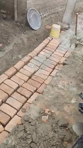 मिहिपुरवा तहसील के कूल्हा डीहा गांव में पिला ईंट से नली बनवाते ग्राम प्रधान जो सामने दिख रहा है