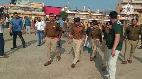 आगामी रूद्राक्ष महोत्सव को दृष्टिगत रखते हुये उप पुलिस महानिरीक्षक देहात रेंज ने अधिकारियों की बैठक ली ।    
कुबरेश्वर धाम का भ्रमण कर दिये आवश्यक निर्देश। 
वर्षान्त में किया मण्डी थाना का निरीक्षण 
14 फरवरी से 20 फरवरी तक होने वाले रूद्राक्ष महोत्सव को दृष्टिगत रखते हुये श्री राजेश चंदेल उप पुलिस महानिरीक्षक देहात रेंज, भोपाल द्वारा पुलिस अधीक्षक कार्यालय में बैठक ली।
बैठक में मार्ग व्यवस्था, यातायात व्यवस्था, पार्किग व्यवस्था, रोड डायवर्सन प्लान, रेल, बसों एवं आटो से श्रृधालुओं के आने-जाने की स्थिति, एलईडी व्यवस्था, भीड़ प्रबंधन, पानी, फायर, बिजली, पी.ए. सिस्टम तथा कुबरेश्वर धाम में प्रवेश एवं निकासी की व्यवस्था के बारे में विस्तार से चर्चा कर कुवरेश्बर धाम की व्यवस्थाओं को समझा । 
श्री राजेश चन्देल उप पुलिस महानिरीक्षक देहात रेंज भोपाल ने पुलिस अधीक्षक सीहोर श्री दीपक कुमार शुक्ला एवं अधिकारियों के साथ कुबरेश्वर धाम का भ्रमण कर पुलिस कन्ट्रोल रूम, पार्किग व्यवस्था स्थल, कथा स्थल, अस्पताल, भोजनशाला, आदि स्थानों का भ्रमण कर अधिकारियों एवं मंदिर समिति के सदस्यों को आवश्यक दिशा निर्देश दिये।
उपरांत श्री राजेश चंदेल पुलिस उप महानिरीक्षक  देहात रेंज भोपाल ने थाना मण्डी का वर्षान्त को दृष्टिगत रखते हुये निरीक्षण कर विभिन्न प्रकार के पोर्टल आईसीजेएस, ई-साक्ष्य, ई-रक्षक, मेडलीपआर एवं अपराधों में फरार अपराधियों, अपहरण के प्रकरणों, खात्मा, खारजी, मर्ग, गुण्डा, निगरानी बदमाश, माईक्रो बीट सिस्टम आदि विषयों पर चर्चा कर अपराधों के निराकरण हेतु आवश्यक दिशा-निर्देश दिये । 
इस अवसर पर अतिरिक्त पुलिस अधीक्षक सीहोर श्रीमति सुनीता रावत, नगर पुलिस अधीक्षक सीहोर डॉ. अभिनंदना शर्मा, रक्षित निरीक्षक सीहोर उपेन्द्र यादव, निरीक्षक एसबी सत्येन्द्र यादव, प्रभारी यातायात सुबेदार बृजमेाहन धाकड़, प्रभारी डीएसबी श्रीमति रेखा जोझा सहित अन्य अधिकारी/कर्मचारी उपस्थित रहे ।