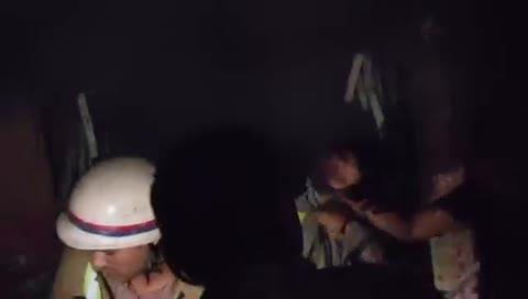 ब्रेकिंग न्यूज़ जनपद जालौन की तहसील उरई केंद्र नगर कुइया रोड राठ रोड पर अरविन्द मकान में अचानक लगी आग आग लगने के कारण अभी तक पता नहीं चला है दुकान जिस मकान में आग लगी उसमें तीन दुकान रखी हुई थी जिनका सारा सामान जलकर राख हो गया है एक में देरी की दुकान थी दूसरे में कंप्यूटर की दुकान थी और तीसरे में बाइक ऑटो पार्ट्स की दुकान थी