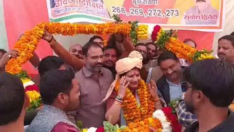 ब्रेकिंग न्यूज़ बड़ी खबर
जालौन
जालौन में भाजपा की दोबारा चुनी गई नवनियुक्त जिलाध्यक्ष उर्विजा दीक्षित का भाजपाइयों ने किया जोरदार स्वागत,
भाजपा कार्यकर्ताओं और नेताओं ने नवनियुक्त भाजपा जिलाध्यक्ष का फूल मालाओं के साथ किया स्वागत,
नवनियुक्त जिलाध्यक्ष ने बूथों में चलाई जा रहे विशेष प्रगाण पुनरीक्षण कार्यक्रम की भी देखी हकीकत,
विशेष प्रगाण प्रशिक्षण अभियान के तहत कई बूथ का निरीक्षण कार्यकर्ताओं को सहयोग के दिए निर्देश,
इसके बाद नवनियुक्त जिलाध्यक्ष ने मां वनखंडी देवी धाम में पहुंचकर किए दर्शन,
दूसरी बार जिलाध्यक्ष बनने पर पार्टी के शीर्ष नेताओं और कार्यकर्ताओं का जताया आभार,
जालौन के कालपी नगर पहुंची थी BJP की नवनियुक्त जिलाध्यक्ष।