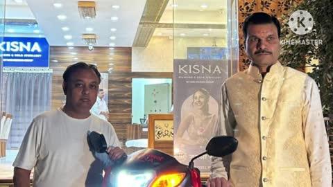 जयश्री ज्वेलर्स पर किसना डायमंड एवं गोल्ड ज्वेलरी ग्राहकों के लिये रखा गया इनामी ड्रा मे ग्राहक संतोष राठौर को खुली होंडा एक्टिवा, जल्द खुलेगा बम्पर ड्रा
13 अक्टूबर,25 को आष्टा के स्वर्ण-रजत आभूषणों के बड़े विक्रेता के रूप में अपनी पहचान बना चुके जयश्री ज्वेलर्स ने न केवल आष्टा अपितु अन्य क्षेत्र के नागरिकों को किसना ब्रांड डायमंड एवं गोल्ड ज्वेलरी के सभी उत्पाद आष्टा में ही उपलब्ध कराने की जो बड़ी सौगात उपलब्ध कराई। उस समय की गई ईनामी योजना का जयश्री ज्वेलर्स पर किसना ब्रांड ज्वेलरी के प्रदेश प्रमुख कंवलदीपसिंह द्वारा ईनामी कूपन का ड्रा खोला गया। प्रथम चरण के उक्त ड्रा में ईनाम हेतु रखी गई 5 होंडा एक्टिवा में से आज एक गाड़ी के लिये लक्की ड्रा खोला गया। उक्त ईनाम के पहले भाग्यशाली विजेता आष्टा नगर के संतोष राठौर रह। उन्हें किसना प्रमुख कंवलदीपसिंह एवं जयश्री ज्वेलर्स के जितेन्द्र सोनी दादा दयालु, महेश सोनी, सुभांश सोनी ने ड्रा में खुली होंडा एक्टिवा वाहन विजेता को सौंपी ।