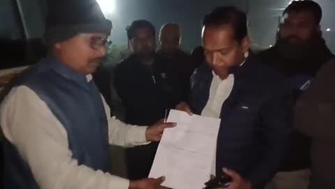 *कतरास, बीसीसीएल एरिया-4 अंतर्गत अंगारपथरा माँ अम्बे आउटसोर्सिंग बुधवार को घटना की सूचना मिलने पर देर शाम बाघमारा के सीईओ गिरजानंद किरकू वहां पहुंचे और स्थिति के निरीक्षण कर स्थिति का जायजा लिया*
निरीक्षण के बाद उन्होंने स्वीकार किया कि गैस रिसाव खतरनाक हवा वातावरण मैं फैल रही है। जिसे आम लोगों को गंभीर परेशानी हो रही है। उन्होंने कहा कि पूरा मामले की जानकारी बीसीसीएल प्रबंधन और उच्च अधिकारियों भेजी जाएगी तथा रिसाव रोकने के लिए तत्काल कार्रवाई सुनिश्चित की जाएगी.
वहां इन दिनों भूमिगत खदान से उठता जहरीला धुआं ग्रामीणों के लिए परेशानी का कारण बन गया है। क्षेत्र में लगातार धुआं निकलने से आसपास का इलाका धुंध और दुर्गंध से भर गया है, जिससे लोगों का जीना मुहाल हो गया है।
ग्रामीणों के अनुसार, पिछले कई दिनों से भूमिगत कोयला परतों में आग सुलग रही है, जिससे काला घना धुआं निकल रहा है।