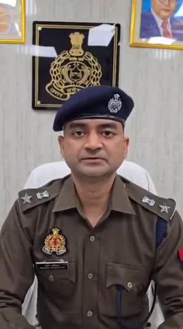 प्रयागराज में गुरुवार रात एक वकील पर फायरिंग की गई। शहर के शिवकुटी थाना क्षेत्र के तेलियरगंज इलाके में अधिवक्ता विजय कांत पांडेय को गोली मारी गई। जांघ में गोली लगने से विजय खून से लथपथ होकर गिरे तो हमलावर भाग गए। वकील को स्वरूपरानी नेहरू अस्पताल में भर्ती कराया गया है।
वकील पर हमला प्रपार्टी के विवाद को लेकर हुआ हैं। वकील पर फायरिंग करने वाला आरोपी उनका रिश्तेदार है। पुलिस ने कई लोगों को हिरासत में लिया है। पुलिस तेलियरगंज इलाके सीसीटीवी को खंगाल रही है। पुलिस अधिकारियों ने अस्पताल वकील से घटना की जानकारी ली।