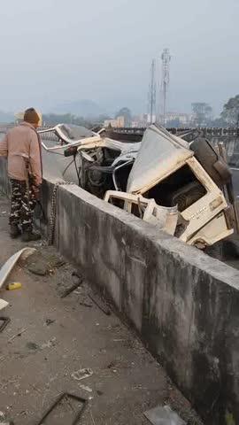 इसरी बायपास में अभी अभी एक बलोरो ने अपना नियंत्रण खो कर खुद गाड़ी को पुल में ठोका।