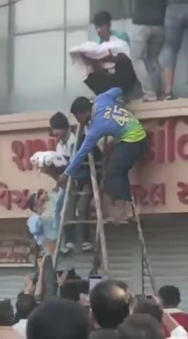 भीषण आग नवजात बालकांना काच फोडून बाहेर काढण्यात आले