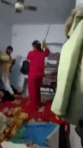 पंधरा वर्षाच्या मुलीवर अत्याचार आईने आरोपीला दिला चोप