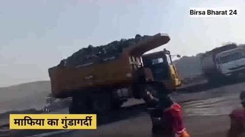 अदानी का धिरौली कोल ब्लॉक आवंटित करने के लिए आठ आदिवासी गाँवों को पूरी तरह घेरकर बंद कर दिया गया है।
न कोई ग्रामीण बाहर आ सकता है, न कोई बाहर से अंदर जा सकता है। लाखों पेड़ों की कटाई होनी है और प्रतिदिन 700 से अधिक पेड़ काटे जा रहे हैं।
और आदिवासी जंगल जमीन  बचाने गये तो मारने के लिये गुंडे भेजे। वह देश की जनता को पुकार रहे है।