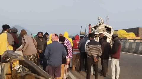 इसरी बायपास में एक बलौरो ने आना नियंत्रण खो कर गाड़ी को पुल में ठोका