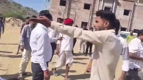 रोहिड़ा सरपंच एवं ग्रामीणों के बीच