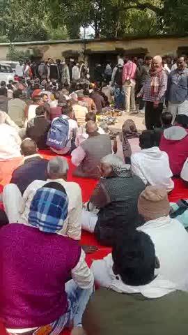 cotedaro ka dharna pradarsan  camisoon ko lekar chalu ho gaya hai ye sarkar nikkammi hai