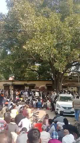 cotedaro ka dharna pradarsan jari camisoon bahut hi kam .90 paisa only  yaha beggar vi 10 rupaya lene se nakar jata hai  cotedar to bbhaikhmango se vi niche hai