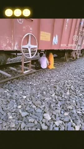 प्रेमी जोड़े प्रेम मे ऐसे खो गये की उन्हें पता ही नहीं चला जब ट्रेन खुली तो जान बच्चा कर भागे.......