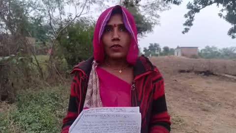 शहडोल ब्यौहारी से दुर्गेश कुमार गुप्ता पत्रकार 
पपौंध क्षेत्र में सरकारी जमीन पर कब्जा — परिवार के आने-जाने का रास्ता पूरी तरह बंद, न्याय की गुहार के बाद भी सुनवाई नहीं
शहडोल जिले के अंतिम छोर पपौंध क्षेत्र के ग्राम पंचायत विजयसोत़ा के रेलवे स्टेशन के पास एक गंभीर मामला सामने आया है। यहां सरकारी जमीन पर कब्जा कर लिया गया है, जिसके कारण स्थानीय निवासी रामखेलावन दाहिया का पूरा परिवार दिनों-दिन परेशानियों से जूझ रहा है। परिवार के घर तक पहुंचने का रास्ता पूरी तरह अवरुद्ध हो गया है।
पीड़ित परिवार ने कई बार इसकी शिकायत थाने में दर्ज कराई, साथ ही जन-सुनवाई में भी गुहार लगाई, लेकिन अब तक किसी भी स्तर पर सुनवाई नहीं की गई। प्रशासनिक चुप्पी और लापरवाही के कारण परिवार की परेशानियां लगातार बढ़ रही हैं।
स्थानीय नागरिकों का कहना है कि रास्ता बंद होने से आवागमन ठप पड़ गया है और लोग गंभीर असुविधा का सामना कर रहे हैं। वहीं, पीड़ित परिवार लगातार रास्ता दिलाने की मांग कर रहा है, लेकिन मदद के नाम पर सिर्फ आश्वासन ही मिला है।
ग्रामीणों ने प्रशासन से जल्द हस्तक्षेप की मांग करते हुए कब्जा हटाने और आम रास्ता बहाल करने की अपील की है।
यह मामला अब क्षेत्र में आक्रोश का कारण बनता जा रहा है।
*बाइट - जानकी दाहिया ( परेशान परिवार)*