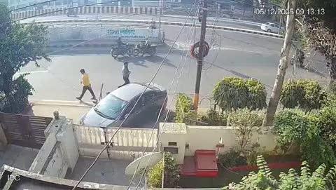 लखनऊ
आज दिनांक 5 दिसंबर को प्रातः लगभग 9:15 बजे लखनऊ के मुंशीपुलिया सेक्टर 19 की सर्विस लेन में ओवरब्रिज के मोड़ पर दो मोटरसाइकिल की आमने- सामने की ज़ोरदार टक्कर हुई, जिसमे एक सवार को गंभीर चोट आई है।इसके पहले भी इस जगह अक्सर एक्सीडेंट होते रहते है लेकिन प्रशासन मौन है शायद किसी भयंकर हादसे की प्रतीक्षा है।एक बार फिर प्रशासन से अनुरोध है कि इस मोड़ पर सुरक्षा का कुछ पुख़्ता इंतेज़ाम किया जाए जिससे कि आये दिन होने वाली दुर्घटनाओं को रोका जा सके।।इस वीडियो को अधिक शेयर किजये जिससे कि प्रशासन के संबंधित अधिकारी नींद से जाग सकें।।