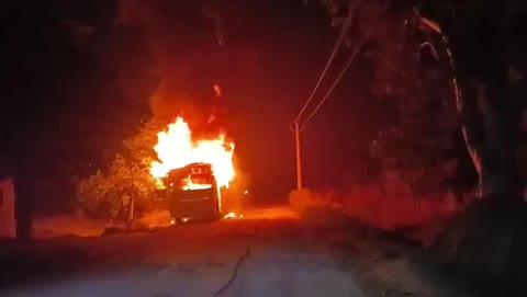 ब्रेकिंग न्यूज बड़ी खबर
जालौन 
जालौन में बारात की बस में लगी भीषण आग
शॉर्ट सर्किट के चलते हुआ हादसा चंद मिनटों में बस जलकर खाक 
हादसे के वक्त बस चालक और परिचालक थे गाड़ी ने मौजूद,
चालक-परिचालक कूदकर बचे, मची अफरा-तफरी
ग्रामीणों की सूचना के बाद  काफी देर बाद पहुचे दमकलकर्मी तब तक बस पूरी तरह हुयी स्वाहा
बारात कार्यक्रम में शामिल थे सभी लोग,बड़ा हादसा टला
बस का ढांचा ही बचा—दमकल टीम की पुष्टि
रामपुरा थाना क्षेत्र के उमरी कस्बे के अनुष्का गेस्ट हाउस  की घटना