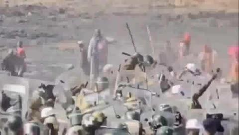 #protest #Autocracy छत्तीसगढ़: सरगुजा जिले की अमेरा ओपनकास्ट कोल माइंस के विस्तार का विरोध: ग्रामीणों ने पुलिस पर किया पथराव: पुलिस ने दागे आंसू गैस के गोले: हमले में एक एएसपी, एसएचओ सहित 25 पुलिस कर्मी और 12 ग्रामीण घायल...जगह-जगह यही नजारा, बसे बसाए लोगों को एक दो कॉर्पोरेट के फायदे के लिए उजाडना...