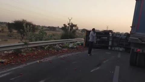 खींचन गांव के निकट सब्जी से भरी पिकअप गाड़ी पलटी सब्जी बिखरी सड़क पर