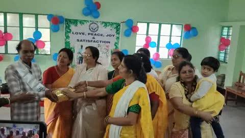 🎂💐 শুভ জন্মদিন সম্মানীয় নব কুমার বেরা মহাশয় 🎉🎈
আজ মহাশয়ের ৬০তম জন্মদিবস 💐 উপলক্ষে আমরা সকলে জানাই আন্তরিক শুভেচ্ছা, অভিনন্দন এবং ভগবানের কাছে তাঁর সুস্বাস্থ্য ও দীর্ঘায়ু কামনা করি। 🙏💝
আপনি হোন সূর্যের মতো আলো ছড়ানো ☀️
সাগরের মতো চঞ্চল ও উদ্দীপ্ত 🌊
আকাশের মতো উদার ও বিস্তৃত 🌌
আর ঢেউয়ের মতো উজ্জ্বল ও প্রাণময় 🌟
💝🎂 এক মানবিক দিনের অনন্য উদ্যোগ 🎂💝
পরিবারের পক্ষ থেকে এবং LOVE, PEACE, JOY, SATISFACTION NGO–র সদস্যদের সহযোগিতায়
📍 ST. ALOYSIUS ORPHANAGE AND BOARD HALL-এ
প্রায় ৪০ জন দুঃস্থ মহিলাদের শীতবস্ত্র, সাল ও সোয়েটার বিতরণ করা হয়। 🧣🧥💞
সঙ্গে জন্মদিনের কেক কেটে সকলকে কেক, বিস্কুট, মিষ্টি দেওয়া হয় 🎂🍪🍬
এবং দুপুরের আহারের জন্য বিরিয়ানি প্যাকেটও বিতরণ করা হয় 🍱✨
এই মহতী উদ্যোগে সম্মানীয় নব কুমার বেরা মহাশয়, তাঁর স্ত্রী, পরিবারের সদস্যবৃন্দ এবং সমাজসেবী সংগঠনের মাননীয়া কল্পনা জোসফ সহ অন্যান্য সদস্যরা উপস্থিত ছিলেন। 💐🤝✨
✍️🌟 জন্মদিনে
🎉 হাসি-খুশিতে কাটুক দিন,
🌼 জীবন হোক আলোয় ভরপুর রঙিন।
🙏 সেবা-সম্ভ্রমে বাড়ুক মান,
💖 নব কুমার বেরা মহাশয়কে জানাই প্রণাম।
🎂💐 শুভ জন্মদিন 💐🎂 🌟✨