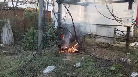 बैकुंठपुर कोरिया वार्ड नंबर 1 भट्टी पारा ट्रांसफार्मर क़े तारों में पकड़ी आग समय रहते काबू नहीं किया गया तो तो हो सकता है ट्रांसफार्मर को नुकसान