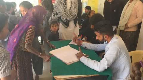 ભોરોલ PHC ખાતે બાળરોગ–સ્ત્રીરોગ મેડિકલ કેમ્પ સફળતાપૂર્વક યોજાયો
થરાદના ધારાસભ્ય અને વિધાનસભા અધ્યક્ષ શ્રી શંકરભાઈ ચૌધરી સાહેબના જન્મ દિવસ નિમિતે, બનાસ ડેરી તથા બનાસ મેડિકલ કોલેજ–બનાસ જનરલ હોસ્પિટલ, પાલનપુરના સંયુક્ત ઉપક્રમે તા. 05 ડિસેમ્બર 2025ના રોજ PHC ભોરોલ ખાતે વિશેષ બાળરોગ અને સ્ત્રીરોગ નિદાન મેડિકલ કેમ્પનું આયોજન કરવામાં આવ્યું.
ગામના આરોગ્યને કેન્દ્રસ્થાને રાખીને આયોજિત આ કેમ્પમાં નિષ્ણાત ડૉક્ટરોની ટીમે સમગ્ર દિવસ દરમિયાન વિવિધ આરોગ્ય સેવાઓ પૂરી પાડી. કેમ્પમાં ડૉ. કાઠિત (બાળરોગ નિષ્ણાત), ડૉ. વિકરમ (બાળરોગ નિષ્ણાત), ડૉ. વિશ્વા (ગાયનિકોલોજીસ્ટ) તથા **ડૉ. અનિલ (મેડિકલ ઓફિસર, PHC ભોરોલ)**એ પોતાની સેવાઓ આપી.
કેમ્પ દરમિયાન સ્કૂલ બાળકોનું સંપૂર્ણ હેલ્થ ચેકઅપ, ગર્ભવતી સ્ત્રીઓનું ANC, બ્લડ પ્રેશર અને ડાયાબિટીસ તપાસ, મેમોગ્રાફી દ્વારા સ્તન કૅન્સર તપાસ, પેપ સ્મિયર ટેસ્ટ, તેમજ લોહીની જરૂરી તપાસો કરવામાં આવી. સાથે જ જરૂરી દર્દીઓને મફત દવાઓનું વિતરણ કરવામાં આવ્યું.
આ કેમ્પમાં 100થી વધુ OPD દર્દીઓએ આરોગ્ય લાભ મેળવ્યો હતો. ગ્રામજનોમાં આ આરોગ્ય કેમ્પ પ્રત્યે વિશેષ ઉત્સાહ જોવા મળ્યો અને મોટી સંખ્યામાં નાગરિકોએ તેનો લાભ લીધો.
આ ઉપક્રમને સફળ બનાવવા માટે ડૉક્ટરો, પેરા-મેડિકલ સ્ટાફ, ASHA/ANM બહેનો તથા ગામજનોનો સહકાર નોંધપાત્ર રહ્યો. ગામના આરોગ્યને મજબૂત બનાવવા માટે આવા મેડિકલ કેમ્પો અત્યંત મહત્વપૂર્ણ સાબિત થાય છે.
શ્રી શંકરભાઈ ચૌધરી સાહેબના જન્મદિવસ નિમિતે આરોગ્ય સેવા રૂપે આપેલું આ આયોજન ગામજનો માટે એક ઉત્તમ પહેલ તરીકે નોંધાયું છે.