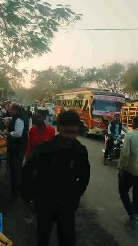 साईंखेड़ा में साप्ताहिक बाजार की व्यवस्था ठप, भारी वाहनों से बढ़ा संकट
स्टेट हाईवे-44 पर दौड़ते डंपर–हाईवा बने दुर्घटना का कारण, धूल और अव्यवस्था से जनता त्रस्त
साईंखेड़ा। नगर परिषद साईंखेड़ा के गठन के बाद भी आज तक यहां साप्ताहिक बाजार की स्थायी व्यवस्था नहीं की गई है। नगर के मध्य स्थित अनुपयोगी कृषि उपज मंडी को बाजार के लिए उपयोग में लाया जा सकता है, लेकिन जनप्रतिनिधियों एवं प्रशासन की उदासीनता के कारण यह सुविधा अब भी अधूरी है। वर्षों से लंबित यह मुद्दा स्थानीय नागरिकों के लिए गंभीर चिंता का विषय बन गया है।
नगर के हृदय स्थल से होकर गुजरने वाला स्टेट हाईवे-44 साप्ताहिक बाजार क्षेत्र को चीरता हुआ निकलता है, जिस पर प्रतिदिन गन्ना ट्रॉलियां, एनटीपीसी के भारी वाहन, रेत से भरे हाईवा और बड़े ट्रक तेज रफ्तार से दौड़ते हैं। इन वाहनों की अनियंत्रित आवाजाही ने मार्ग को दुर्घटनाओं का केंद्र बना दिया है। कई लोग इस सड़क पर अपनी जान गंवा चुके हैं, जबकि छोटी-बड़ी दुर्घटनाएं लगातार हो रही हैं। फिर भी किसी भी स्तर पर ठोस कार्रवाई नहीं की गई।
धूल के गुबार में घुट रही सांसें
भारी वाहनों की रफ्तार से बाजार क्षेत्र में उठने वाली धूल का स्तर चिंताजनक है।
लोगों की परेशानी दिन-ब-दिन बढ़ती जा रही है । दुकानों पर धूल की मोटी परत जम जाती है बच्चों, बुजुर्गों में सर्दी, जुकाम व एलर्जी की शिकायतें कई बार बड़े डंपर गुजरते ही धूल का ऐसा अंधकार छा जाता है कि सड़क सामने तक दिखाई नहीं देती। बाजार क्षेत्र में पानी का छिड़काव भी नियमित रूप से नहीं किया जाता। हैरानी की बात यह है कि बाजार की भीड़भाड़ वाले क्षेत्र में भी भारी वाहन अपनी गति कम नहीं करते। यह लापरवाही किसी भी समय गंभीर हादसे का रूप ले सकती है। स्थानीय लोगों का कहना है कि बार-बार शिकायतों के बावजूद न तो स्पीड लिमिट लागू की गई और न ही वैकल्पिक मार्ग बनाने पर विचार किया गया।
विकास के दावों के बीच मूलभूत समस्याएं अनसुलझी 
एक ओर नगर में दादा धाम तीर्थ क्षेत्र जैसी योजनाओं की चर्चा है, वहीं दूसरी ओर साप्ताहिक बाजार और सड़क सुरक्षा जैसी बुनियादी समस्याएं वर्षों से अनदेखी पड़ी हैं। लोगों का कहना है कि उन्हें केवल आश्वासन मिले, समाधान नहीं।
स्थानीय निवासियों ने शासन-प्रशासन से मांग की है कि— 1. अनुपयोगी कृषि उपज मंडी में साप्ताहिक बाजार की तत्काल व्यवस्था की जाए।
2. स्टेट हाईवे-44 पर भारी वाहनों के लिए डायवर्जन अथवा वैकल्पिक मार्ग बनाया जाए।
3. बाजार क्षेत्र में स्पीड लिमिट और सख्त निगरानी लागू की जाए।
4. पूरे मार्ग पर धूल नियंत्रण हेतु नियमित पानी छिड़काव और सड़क सुधार कराया जाए।
निवासियों का कहना है कि यदि जल्द ही कदम नहीं उठाए गए तो यह समस्या आने वाले समय में और भयावह रूप ले सकती है।