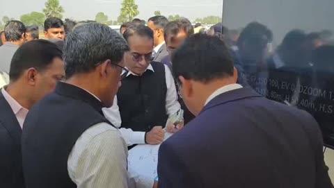 गया, 05 दिसंबर 2025, मुख्य सचिव, बिहार सरकार श्री प्रत्यय अमृत द्वारा आज डोभी स्थित 1670 एकड़ में फैले इंटीग्रेटेड मैन्युफैक्चरिंग क्लस्टर (आईएमसी) प्रोजेक्ट का स्थल निरीक्षण किया गया। निरीक्षण के क्रम में सचिव पथ निर्माण विभाग संदीप कुमार आर पुडकलकट्टी, सचिव उद्योग विभाग श्री कुंदन कुमार, सचिव ऊर्जा विभाग मनोज कुमार एवं सचिव जल संसाधन विभाग मौजूद थे।
मुख्य सचिव ने निरीक्षण के दौरान कहा कि इस औद्योगिक केंद्र में शीघ्र ही सड़क, बिजली एवं पानी का उपलब्धता कराई जाएगी ताकि बड़े उद्योग यहां आ सके और रोजगार सृजन हो सके। उन्होंने घूम-घूम करके पूरे औद्योगिक क्षेत्र का दौरा किया। निर्माणाधीन सड़क का भी निरीक्षण किया। इस औद्योगिक कॉरिडोर में कैसे विद्युत आएगी और कैसे पानी आएगी इसका भी समीक्षा किया और कई आवश्यक दिशा निर्देश दिए हैं, इसे मॉडल औद्योगिक हब के रूप में विकसित किया जाएगा।
जिला पदाधिकारी गया श्री शशांक शुभंकर में मुख्य सचिव बिहार को विभिन्न स्पॉट पर रुक रुक कर नक्से के माध्यम से पूरे औद्योगिक क्षेत्र के बारे में विस्तार से अवगत कराया है।
ज़िला पदाधिकारी ने मुख्य सचिव सहित अन्य सचिव गण को नक्शे के माध्यम से पूरे औद्योगिक क्षेत्र के बारे में अवगत कराया। निरीक्षण के दौरान मुख्य सचिव ने ने ज़िला पदाधिकारी को निर्देश दिए कि उक्त इंडस्ट्रियल एरिया प्रोजेक्ट में कितने लिंक रोड है, से संबंधित एक विस्तार से एक कनेक्टिविटी मैप तैयार करें ताकि सीधे इंडस्ट्रियल पार्क से सड़क कनेक्टिविटी जोड़ा जा सके। बिहार में उद्योगों का तेजी से वातावरण बन रहा है। पथ निर्माण विभाग बिहार सरकार के सचिव ने बताया कि जीटी रोड से इंडस्ट्रियल पार्क तक सड़क निर्माण के लिए एलाइनमेंट तैयार कर लिया गया है। जिला पदाधिकारी ने कहा कि एलाइनमेंट के अंदर जहां-जहां सरकारी भूमि है वहां पर पहले सड़क निर्माण का काम प्रारंभ किया गया है।  
अमृतसर - दिल्ली - कोलकाता औद्योगिक कॉरिडोर के तहत गया के डोभी में बनने वाले इंटीग्रेटेड मैन्युफैक्चरिंग कलस्टर (IMC) परियोजना ज़िले के लिय काफी प्रभावशाली वरदान साबित होगा। इस प्रोजेक्ट के तहत डोभी में बड़े और मध्यम दर्जे के उद्योग लगाने की योजना है। अमृतसर - दिल्ली - कोलकाता औद्योगिक कॉरिडोर से नजदीकी की वजह से यह क्षेत्र इकोनॉमिक ज़ोन के लिए पूरी तरह उपयुक्त है। उन्होंने कहा कि इस क्षेत्र में इतनी बड़ी पैमाने पर इंडस्ट्रियल हब बनने से गया की तकदीर बदल देगा। इस इंडस्ट्रियल पार्क को विकसित करने हेतु जीटी रोड से चौड़ी सड़के जुड़ेगी, रेलवे कनेक्टिविटी होगी तथा एयर कनेक्टिविटी भी होगी। उन्होंने बताया कि देश का बेहतरीन इंडस्ट्रियल पार्क गया में बनने जा रहा है। केंद्र सरकार तथा राज्य सरकार दोनों का सहयोग इस इंडस्ट्रियल पार्क के निर्माण में प्राप्त है।
गया जिले में उद्योगों तथा इंडस्ट्रीज का जाल बिछाने हेतु सरकार तथा उद्योग विभाग द्वारा किए जा रहे प्रयासों के संबंध में ज़िला पदाधिकारी गया ने मुख्य सचिव को अवगत कराया कि अमृतसर दिल्ली कोलकाता आद्योगिक कॉरिडोर के तहत कुल 13 मौजा 1670.22 एकड़ का रकबा है। उक्त परियोजना के निर्माण हेतु 370 करोड़ प्राप्त राशि के विरुद्ध 200 करोड़ से अधिक राशि का वितरण किया जा चुका है।                       
इस जमीन को उद्योगों इंडस्ट्रीज के लिए आवंटन करने का कार्य किया जा रहा है। उन्होंने कहा कि अमृतसर कोलकाता कॉरिडोर इंडस्ट्रियल पार्क में उद्योग संबंधी सभी आवश्यक सुविधाएं कॉमन फैसिलिटी सेंटर सहित अन्य सुविधाएं दी जाएगी। *उन्होंने बताया कि यह अपने आप में एक शानदार इंडस्ट्रियल टाउनशिप बनेगा।*
इस अवसर पर आयुक्त मगध प्रमण्डल, आईजी मगध प्रक्षेत्र, ज़िला पदाधिकारी गया, वरीय पुलिस अधीक्षक, नगर पुलिस अधीक्षक, ज़िला वन पदाधिकारी, नगर आयुक्त, अपर समाहर्ता राजस्व, अपर समाहर्ता विधि व्यवस्था सहित ज़िला स्तरीय एवं अनुमण्डल स्तरीय पदाधिकारी उपस्थित थे।