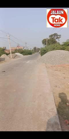 रोड पर पड़ी गिट्टी दे रही हादसे को दावत