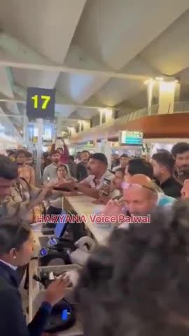 'सिस्टर मेरी बेटी को ब्लड आ रहा है, मुझे पैड चाहिए, स्टेफ्री दे दो मुझे...', ये वीडियो दिल्ली एयरपोर्ट का बताया जा रहा है, जहां दिल्ली से चंडीगढ़ के लिए उड़ान भरने वाली इंडिगो की फ्लाइट 5 घंटे के इंतजार के बाद कैंसिल कर दी गई. जिससे एक तरफ पैसेंजर भटकते नजर आए, वहीं कई यात्रियों का गुस्सा भी फूट पड़ा. फ्लाइट कैंसिल होने के बाद एक यात्री एयरपोर्ट स्टाफ से अपनी बेटी के लिए चीखते-चिल्लाते हुए स्टेफ्री मांगता नजर आया, जिसका वीडियो सोशल मीडिया पर तेजी से वायरल हो रहा है.