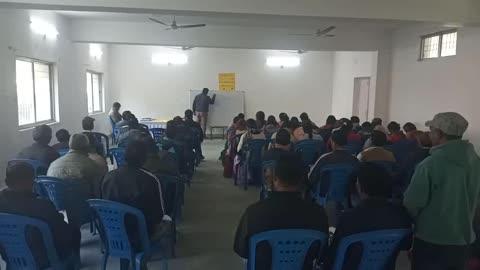 सिसई : *सिसई प्रखण्ड क्षेत्र के चिन्हित 57 राजकीयकृत उत्क्रमित उच्च विद्यालय के शिक्षक शिक्षिकाओं का "सीनी टाटा ट्रस्ट" गुमला के द्वारा दो दिवसीय प्रशिक्षण हुआ सम्पन्न* 
सिसई (गुमला)। सिसई प्रखण्ड सह अंचल कार्यालय सभागार में "सीनी टाटा ट्रस्ट" गुमला के द्वारा प्रखण्ड क्षेत्र के चिन्हित 57 राजकीयकृत उत्क्रमित उच्च विद्यालय के शिक्षक शिक्षिकाओं को एफएलएन एवं पुस्तकालय पर कराए गए दो दिवसीय प्रशिक्षण सफलतापूर्वक सम्पन्न किया गया।
इस प्रशिक्षण को "सीनी टाटा ट्रस्ट" के प्रशिक्षक तरुण कुमार, सुशील तीड़ू, ओमप्रकाश, पल्टन तिर्की, वैष्णवी मिश्रा के द्वारा कराया गया। दूसरे दिन की प्रशिक्षण में पुस्तकालय के महत्व के बारे में ,कैसे बच्चों में पढ़ने की कौशल को विकसित करना है और बताया गया कि पुस्तकालय संचालन पर पुस्तकालय कमिटी बनाना है जिसका संचालन बाल संसद सदस्य और विद्यालय प्रबंधन समिति के सदस्यों के सहयोग से करना है जिसमें बाल संसद के दो बच्चे, विद्यालय प्रबंधन समिति के एक सदस्य एवं एक शिक्षक होंगे साथ ही पुस्तकालय संचालन के लिए समय सारणी, विद्यालय में पुस्तकालय की आवश्यकता, संचालन समिति, भाषा सीखने में पुस्तकालय की भूमिका, गतिविधि, पुस्तकों का रखरखाव सहित विभिन्न बिन्दुओं पर प्रशिक्षण दिया गया।
मौके पर प्रशिक्षण प्राप्त कर रहे प्रखण्ड क्षेत्र के 57 राजकीयकृत उत्क्रमित उच्च विद्यालयों के सभी शिक्षक शिक्षिकाएं उपस्थित थे।