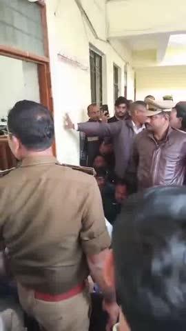 ✍️ पत्रकार उत्पीड़न के खिलाफ बुलंद आवाज़
ना डरेंगे, ना झुकेंगे, ना रुकेंगे  पत्रकार एकता ज़िंदाबाद!
मोहम्मदी में अवैध खनन की शिकायत करने वाले एक पत्रकार को ही गिरफ्तार कर लिया गया—यह अत्यंत निंदनीय और चिंताजनक है।
दो दिन पहले ही अवैध खनन में लगे एक डम्पर ने बारातियों से भरी कई गाड़ियों को रौंद दिया था। इसके बाद भी अवैध खनन रोकने के बजाय शिकायतकर्ता पत्रकार पर ही कार्रवाई करना प्रशासन की मानसिकता पर बड़ा सवाल खड़ा करता है।
प्रशासन से मेरा सीधा सवाल:
क्या इस तरह की कार्रवाई के बाद कोई आम नागरिक गलत या अवैध गतिविधियों की सूचना पुलिस को देने की हिम्मत करेगा?
AIPJA (ऑल इंडियन प्रेस जर्नलिस्ट एसोसिएशन) पत्रकार हितों की रक्षा के लिए हर स्तर तक लड़ने में सक्षम है।
अनुराग सारथी का आदेश मिलते ही जनपद के सभी पत्रकार मोहम्मदी में एकजुट दिखाई देंगे।
हम प्रशासन से मांग करते हैं कि पत्रकारों का उत्पीड़न तत्काल बंद किया जाए और अवैध खनन में शामिल दोषियों के खिलाफ मुकदमा दर्ज कर सख्त कार्रवाई की जाए।