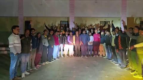 मोहम्मदी में पत्रकार की गिरफ्तारी पर संगठनों में रोष, कल अंबेडकर चौराहे पर होगा बड़ा विरोध प्रदर्शन
मोहम्मदी खीरी।
अवैध खनन की सच्चाई सामने लाने गए पत्रकार राहुल राठौर की गिरफ्तारी के विरोध में आज सिटी पैलेस मोहम्मदी में विभिन्न पत्रकार संगठनों की संयुक्त बैठक संपन्न हुई। बैठक में प्रशासन की चुप्पी और 24 घंटे बीत जाने के बाद भी किसी ठोस कार्रवाई न होने पर गहरा आक्रोश व्यक्त किया गया।
बैठक में प्रमुख रूप से उपस्थित रहे—
ऑल इंडियन प्रेस जर्नलिस्ट एसोसिएशन मोहम्मदी के अध्यक्ष  अतुल मिश्रा
प्रेस क्लब मोहम्मदी के अध्यक्ष  अब्बास नकवी 
प्रेस वेलफेयर एसोसिएशन के अध्यक्ष  शिवम राठौर
साथ ही विभिन्न संगठनों के पदाधिकारी एवं सदस्य बड़ी संख्या में मौजूद रहे।
सभी संगठनों ने संयुक्त रूप से कहा कि पत्रकार पर हुए अन्याय को किसी भी स्थिति में स्वीकार नहीं किया जाएगा तथा दोषियों के विरुद्ध कार्रवाई होना आवश्यक है।
बैठक के बाद एक प्रतिनिधिमंडल ने उपजिलाधिकारी मोहम्मदी से मुलाकात की, लेकिन संतोषजनक जवाब या किसी ठोस कदम की जानकारी न मिलने से पत्रकारों में निराशा और बढ़ गई।
पत्रकार संगठनों ने ऐलान किया है कि यदि तत्काल कार्रवाई नहीं होती, तो कल सुबह  अंबेडकर चौराहा मोहम्मदी पर बड़े स्तर पर विरोध प्रदर्शन किया जाएगा।
संगठनों ने सभी पत्रकारों, सदस्यों और समर्थकों से अधिकतम संख्या में पहुंचने की अपील की है, ताकि प्रशासन तक यह स्पष्ट संदेश पहुंचे कि पत्रकारों की आवाज़ को दबाने का हर प्रयास का पुरज़ोर विरोध किया जाएगा।
सत्य के साथ खड़े रहना ही पत्रकारिता की असली ताकत है—यही संकल्प आज पत्रकार समाज ने दोहराया।