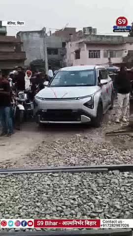 रेलवे गुमटी पर घंटों जाम, सत्याग्रह एक्सप्रेस रही ट्रैक पर खड़ी, गेटमैन को ट्रैक पर उतरकर दिखानी पड़ी हरी झंडी