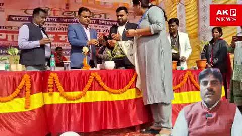 लखीसराय के रामगढ़ चौक में रोजगार मेला लगाकर दर्जनों युवक को दिया गया ऑफर लेटर।