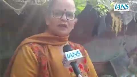 लखनऊ की मेयर सुषमा खरकवाल -
"यहाँ की पूरी आबादी बांग्लादेशी है।
पुरुष भाग गए हैं, और केवल महिलाएँ ही बची हैं।
उन्हें अपने आधार कार्ड की जाँच कराने के लिए कहा गया है।"
*कागज मांगते ही नौकरी छोड़ भागे 160 कर्मचारी, लखनऊ की महापौर बोलीं-चेक कर रहे एनआरसी* 
यूपी की राजधानी लखनऊ से हैरान कर देने वाली एक खबर सामने आई है। यहां नागरिकता को प्रमाणित करने वाले कागज (दस्तावेज) मांगते ही 160 सफाई कर्मचारी नौकरी छोड़कर भाग गए हैं। महापौर सुषमा खर्कवाल ने दावा किया है कि उनके द्वारा चलाए गए ऑपरेशन के दौरान 160 कर्मचारी भाग गए। शक है कि वे सब रोहिंग्या, बांग्लादेशी थे। जैसे ही जांच शुरू हुई ये भाग गए। हम आधार चेक कर रहे हैं। ये खुद को असम का बताते हैं तो हम एनआरसी (राष्ट्रीय नागरिक रजिस्टर) भी चेक कर रहे हैं। बता दें कि ये सभी कर्मचारी कूड़ा प्रबंधन का काम कर रही कंपनी से जुड़े थे। कंपनी ने जब उनसे अभिलेख मांगे तो वे भाग गए।
महापौर सुषमा खर्कवाल ने एक निजी चैनल से बातचीत में कहा कि इनसे कागज मांगे गए थे लेकिन दिखाने से पहले ही जिस दिन इन्हें बुलाया गया था, ये भाग निकले। उन्होंने आशंका जताई कि ये संदिग्ध दिन में सफाई कर्मचारी के तौर पर काम करते हैं और रात में वारदात करते हैं। उन्होंने कहा कि पिछले साल नवंबर-दिसंबर में एक वारदात हुई थी जिसमें छह लोग पकड़े गए थे। वे सभी रोहिंग्या थे।
*सोचिए और कुछ पार्टी कह रहीं है SIR रोको , क्यों करवा  रहे हो ।*