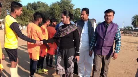 रंका। रेनबो क्लब द्वारा आयोजित फुटबॉल टूर्नामेंट का 13 वां दिन का सेमीफइनल मैच वीर बांध एवं कुधरूम के बीच खेली गई