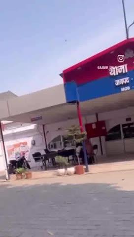 लो जी थाने में ही रील बना डाली कुछ नहीं उखाड़ पाओगे ,मीरापुर  थाने में टहलते हुए युवक ने रील बनाकर वायरल की