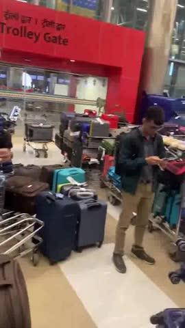 #crisis #indigo इंडिगो एयरलाइंस की हर 10 में से 9 फलाइट्स या तो रद्द हैं या देरी से उड़ रही हैं, बहुत जल्द ये भी गोदी सेठ की गोद में जाने वाली है...