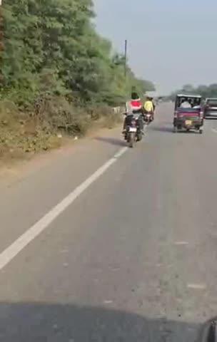 जालौन: नेशनल हाइवे पर बाइक सवारों की जानलेवा स्टंटबाजी का वीडियो वायरल।  उरई कोतवाली क्षेत्र, कालपी रोड, संकट मोचन मंदिर के पास का मामला