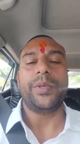 देवास मप्र 
शराब ठेकेदार का हुआ वीडियो वायरल, मृतक शराब ठेकेदार ने आबकारी अधिकारी मंदाकिनी दीक्षित पर लगाए गंभीर आरोप, ओर दावा किया कि हर महीने ₹1.50 लाख रुपए मांगे जाते है, अभी तक 22 लाख से अधिक की ठेकेदार से उगाही हो चुकी है।
दरअसल एक शराब ठेकेदार की आत्महत्या ने अब एक बड़े दावे को सामने ला दिया है। यहाँ के आबकारी विभाग की अधिकारी मंदाकिनी दीक्षित पर आरोप है कि वो शराब ठेकों से महीने में ₹1.50 लाख की मांग करती है आबकारी अधिकारी पर आरोप है कि शराब ठेकेदार दिनेश मकवाना ने अब तक कुल ₹22 लाख से ज़्यादा रुपए मंदाकिनी दीक्षित को दे दिए थे।
मृतक मकवाना का एक पुराना वीडियो सोशल-मीडिया पर वायरल हो रहा है, जिसमें वह साझा कर कहता  है की - वह चपड़ा, करनावद, डबल चौकी में शराब ठेकेदारी का काम करता है, उससे माल के बदले “हर महीने लाखों रुपए की मांग होती। अगर पैसे नहीं दिए जाते, तो माल नहीं मिलता, ठेका बंद हो जाता।” इससे उसका लाखों रुपए का नुकसान हुआ है।
ठेकेदार के अनुसार, यह उसपर पैसे देने का भारी दबाव था और होने वाली वसूली ने उसे दुखी कर दिया था। उसने वीडियो में यह साफ कहते हुए कहा कि, आबकारी अधिकारी मंदाकिनी दीक्षित की वजह से वह आत्महत्या की राह चुनने पर मजबूर है।
शाकीर शेख