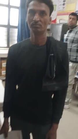 मोड़क स्टेशन से मोड़क गांव आते समय चाइनीज़ मांझे की चपेट में आने से युवक की गर्दन पर लगा गहरा कट, लोगो ने अस्पताल पहुँचाया
रामगंजमंडी के मोड़क स्टेशन से मोड़क गांव की तरफ़ आने वाले मुख्य मार्ग पर बड़ा हादसा टल गया। बुद्धखान निवासी एक युवक अचानक चाइनीज़ मांझे की चपेट में आ गया, जिससे उसकी गर्दन पर गहरा कट लग गया। हादसा इतना अचानक हुआ कि युवक बाइक से नीचे गिरते-गिरते बचा। घटना के तुरंत बाद आसपास मौजूद लोगों ने घायल युवक को मोड़क अस्पताल पहुँचाया, जहां प्राथमिक उपचार किया गया। शुक्रवार सुबह करीब 9 बजे प्रत्यक्षदर्शियों ने बताया कि बच्चों द्वारा पतंग उड़ाई जा रही थी, उसी दौरान मांझे का धागा सड़क पर नीचे लटक गया और युवक उसकी चपेट में आ गया। लोगों ने बताया कि यह हादसा सिर्फ़ लापरवाही नहीं, बल्कि प्रशासन की ढीली निगरानी का परिणाम है। स्थानीय लोगों ने कड़ी नाराज़गी जताते हुए कहा कि प्रतिबंधित होने के बावजूद मोड़क और आसपास की दुकानों पर चाइनीज़ मांझा बेचा जा रहा है। कई बार शिकायतों के बावजूद ठोस कार्रवाई न होने से ऐसे हादसों का खतरा बढ़ता जा रहा है। क्षेत्रवासियों ने प्रशासन से सख़्त कार्रवाई की मांग करते हुए कहा कि यदि समय रहते जागरूकता और निगरानी नहीं बढ़ाई गई तो बड़ी दुर्घटनाएँ होना तय है।