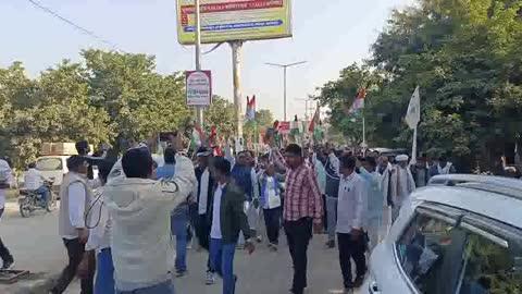 जिला कांग्रेस कमेटी ने जिला अध्यक्ष व विधायक बामनवास इंद्रा मीना के नेतृत्व में दिया ज्ञापन,
सवाई माधोपुर जिला कांग्रेस कमेटी जिला अध्यक्ष वी बामनवास विधायक इंद्र मीणा के नेतृत्व में आज जिले के किसानों की परेशानी को देखते हुए सवाई माधोपुर में किसानों को रबी की फसल के लिए पर्याप्त मात्रा में खाद की आपूर्ति नहीं हो रही है जिसके चलते जिले के किसानों को फसल में डालने के  लिए खाद नहीं मिलने से किसानों को भारी परेशानियों का सामना करना पड रहा है एवं जिले में खाद आपूर्ति के लिए खाद व्यापारियों द्वारा अवैध रूप से खाद का स्टॉक कर कालाबाजारी की जा रही है। जिसे लेकर जिले के किसानों में भारी आक्रोश व्याप्त है।
जिले के किसानों को पर्याप्त मात्रा में खाद की आपूर्ति करने की मांग की गई।
जिला कांग्रेस कमेटी ने जिला कलेक्टर के माध्यम से राज्य सरकार मुख्यमंत्री के नाम ज्ञापन देकर राज्य सरकार को सूचित किया है कि यदि जिले के किसानों को पर्याप्त मात्रा में खाद आपूर्ति नहीं की गई तो जिला कांग्रेस कमेटी के द्वारा हजारों किसानों के साथ जिला कलेक्ट्री का का घेराव किया जायेगा।
इस दौरान सैकड़ो के तादाद में कांग्रेस कार्यकर्ता एकत्रित हुए शिव मंदिर में बैठक के बाद इंदिरा मीणा व अशोक बैरवा सहित सैकड़ो कांग्रेस कार्यकर्ताओं ने कलेक्ट्रेट पहुंचकर प्रदर्शन करते हुए ज्ञापन सोपा।