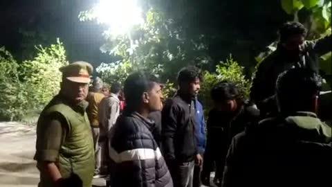 बिसवां कोतवाली क्षेत्र के बिसवां–लहरपुर मार्ग पर  हुए सड़क हादसे में एक युवक की दर्दनाक मौत हो गई। ग्राम शहरी सराय के पास सड़क पार करते समय तेज रफ्तार से आ रहे अज्ञात वाहन ने अमर बहादुर उर्फ अमरीश (30) पुत्र रामू निवासी भगवतीपुर, थाना लहरपुर को जोरदार टक्कर मार दी। टक्कर इतनी भीषण थी कि अमरीश गंभीर रूप से घायल होकर सड़क पर ही गिर पड़े।
राहगीरों की सूचना पर तत्काल पुलिस 112 की टीम मौके पर पहुंची और घायल युवक को सामुदायिक स्वास्थ्य केंद्र बिसवां ले जाया गया। चिकित्सकों ने प्राथमिक उपचार के दौरान ही उसे मृत घोषित कर दिया। युवक की मौत की खबर से परिवार में कोहराम मच गया।
पुलिस ने मृतक के परिजनों को दुर्घटना की जानकारी दे दी है। वहीं कोतवाली पुलिस ने शव को कब्जे में लेकर पंचायतनामा भरते हुए पोस्टमार्टम के लिए भेज दिया है। हादसा करने वाले वाहन और चालक की तलाश के लिए पुलिस ने जांच शुरू कर दी है। घटना बीती देर रात में हुई जिसके बाद पुलिस द्वारा कार्रवाई करते हुए शुक्रवार की देर रात लगभग 2 बजे शव को पोस्टमार्टम के लिए भेजने की करवाई की गई।